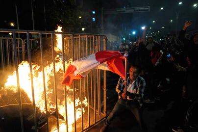 Policía de Perú dispersa a manifestantes que intentaron prender fuego al frente del Congreso