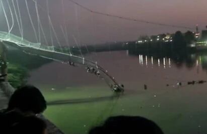 Nueve detenidos tras el colapso de un puente que dejó 134 muertos en la India