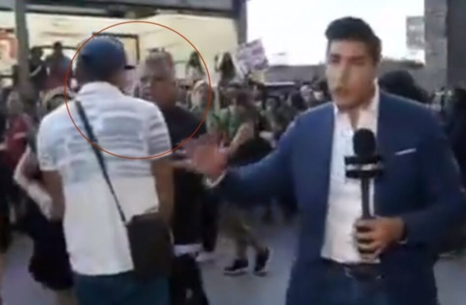Sujeto agrede a reportero durante transmisión en vivo en marcha feminista de CDMX