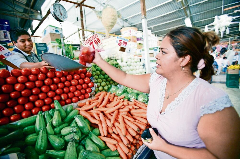Los incrementos en productos como jitomate, tomate, chiles y granos afectan a los pequeños comerciantes, de acuerdo con el presidente de la Anpec (ARCHIVO EL UNIVERSAL)