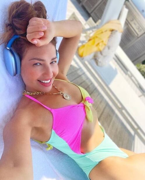 A sus 50, Thalía luce sus curvas en traje de baño y revive a Marimar