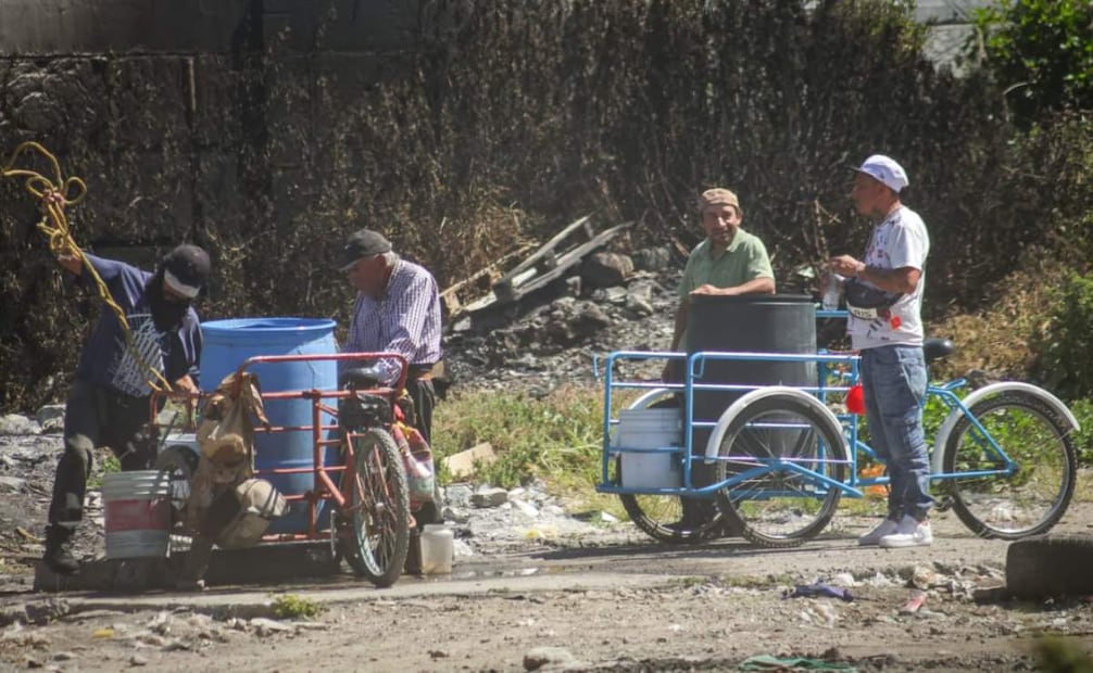 Los residentes aún van a sacar agua para su uso doméstico y “si dan para el chesco los vecinos se las vendo”, dijo uno de los residentes que llevó un tambo para llenarlo del líquido.
Foto: Luis Camacho