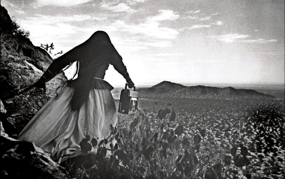 Fotografía de Graciela Iturbide “Mujer Ángel” en el desierto de Sonora que forma parte de la exposición “Retrospectiva (1969-2008) en el Museo de Arte Moderno de la Ciudad de México, el 1 de abril de 2011. Foto: archivo Alma Rodríguez/EL UNIVERSAL