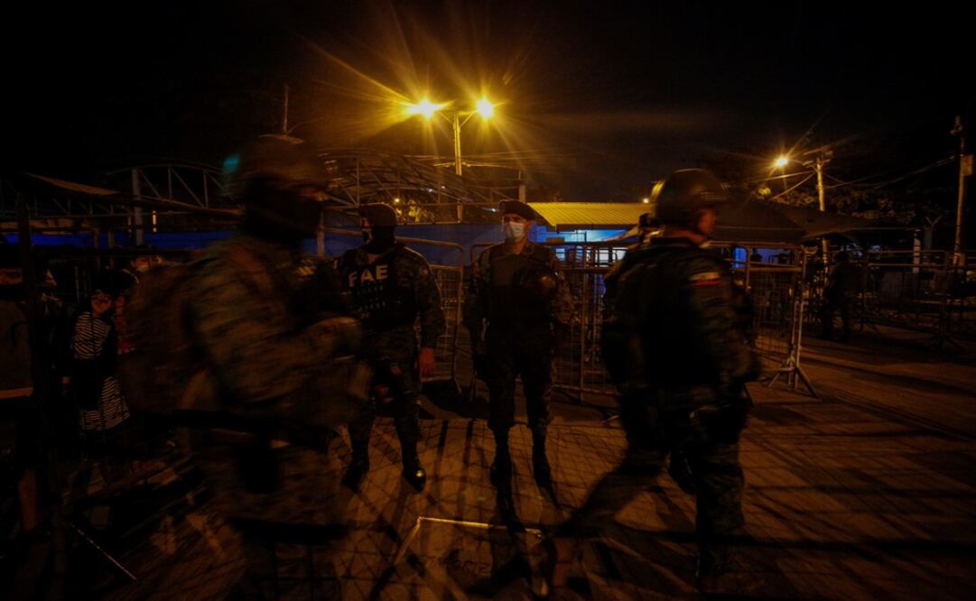 Militares ecuatorianos montan guardia en el exterior de la Penintenciaría del Litoral hoy, en Guayaquil. Foto: EFE