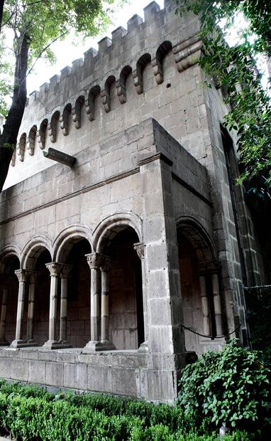 Tanto en la capilla como en el claustro, llaman la atención los portales hechos con arcos de medio punto, típicos de la arquitectura románica, que fue la primera corriente relevante tras la Edad Media. Foto: Adrian Hernandez/EL UNIVERSAL.