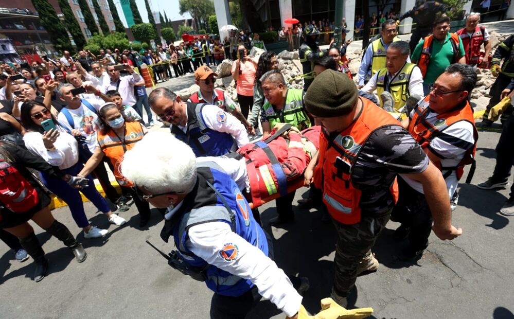 Elementos de Protección Civil realizan el rescate de personas atrapadas tras el colapso de techos de edificios en la Ciudad Judicial como parte del Primer Simulacro Nacional 2025 en la Ciudad de México, el 29 de abril de 2025. Foto: Francisco Rodríguez/EL UNIVERSAL