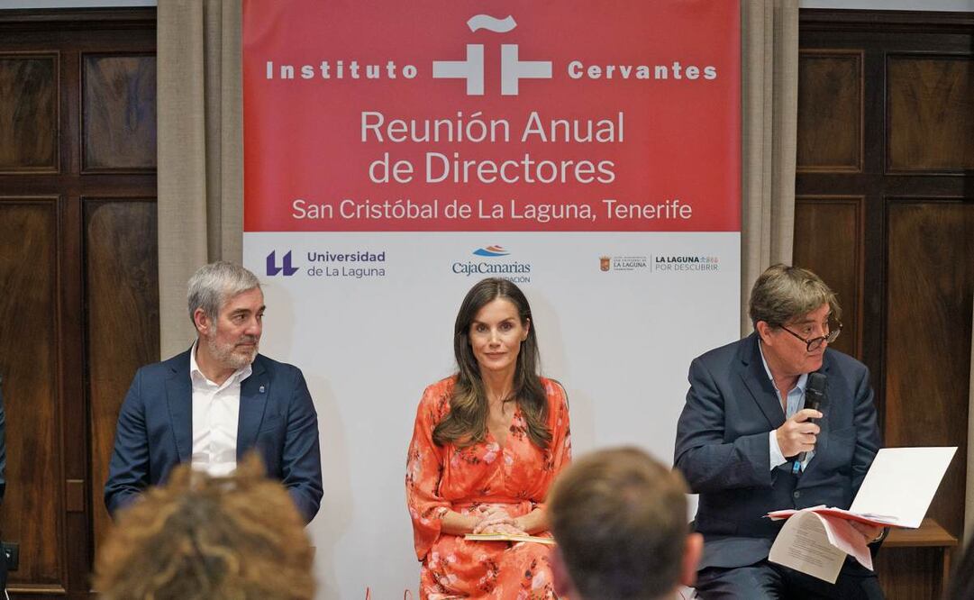 La reina Letizia, Luis García Motero (derecha) y el presidente de Canarias, Fernando Clavijo (izquierda), en la reunión de trabajo. Foto: Ramón de la Rocha / EFE