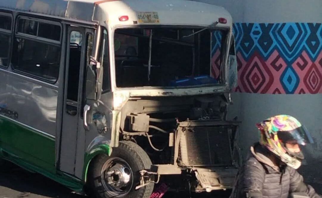 Microbús choca contra vía elevada de la línea 12 del Metro (22/01/2025). Foto: Juan Carlos Williams / EL UNIVERSAL