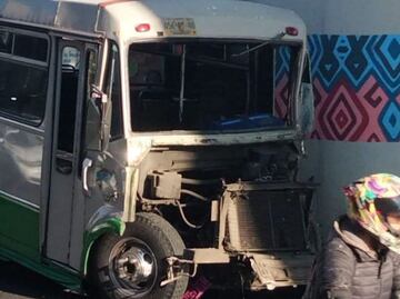 Microbús choca contra pilar de la Línea 12 del Metro en Iztapalapa; conductor ya fue detenido