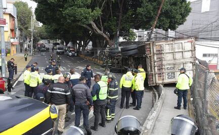 Tráiler vuelca en San Antonio Abad; usuario de patín resulta herido al quedar bajo la carga