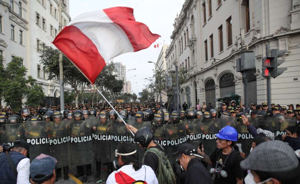 Manifestantes se enfrentan contra integrantes de la Policía Nacional del Perú este sábado, en la Plaza San Martín, en Lima. (21/09/25) Foto: EFE