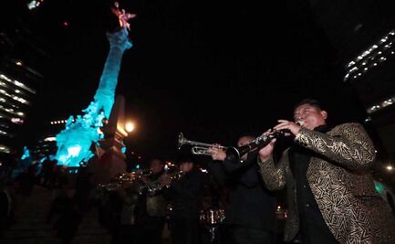 Al ritmo de música sinaloense arriban simpatizantes de AMLO al Ángel de la Independencia