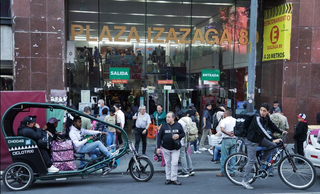 En un recorrido realizado por esta casa editorial, se constató que los locales comerciales de la plaza ubicada en la calle Izazaga 89 en la colonia Centro de la Ciudad de México continúa en operaciones y con la clientela habitual. Foto: Carlos Mejía/EL UNIVERSAL