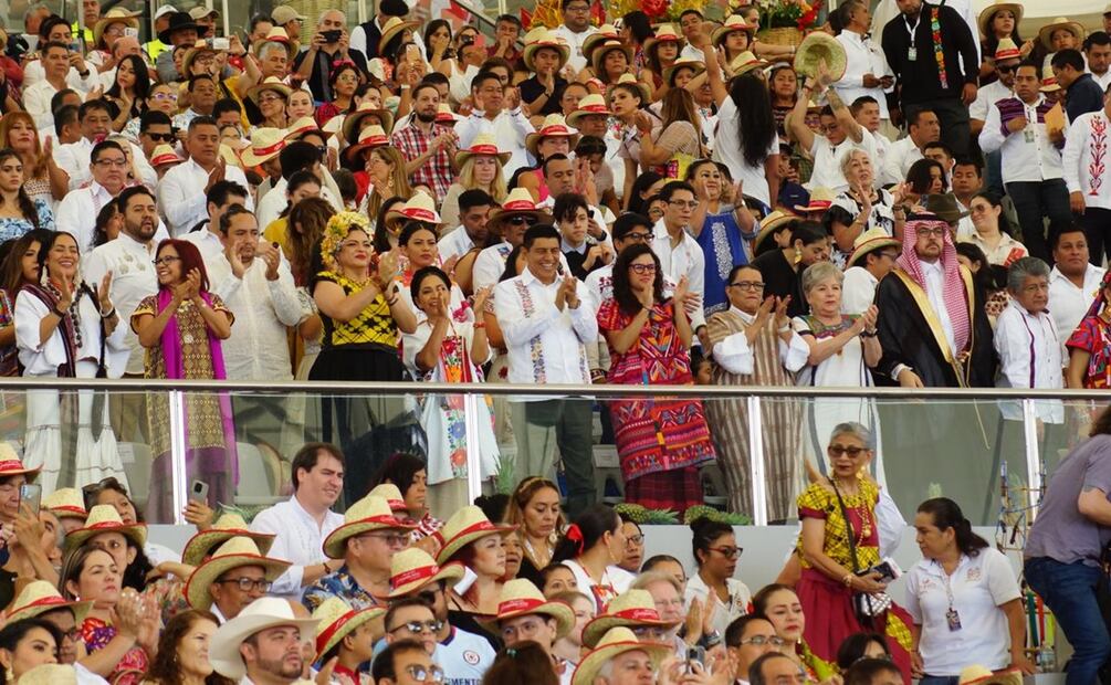 Al grito de “¡Viva Oaxaca!”, arrancan las fiestas de la Guelaguetza frente a más de 12 mil asistentes. Foto: Edwin Hernández