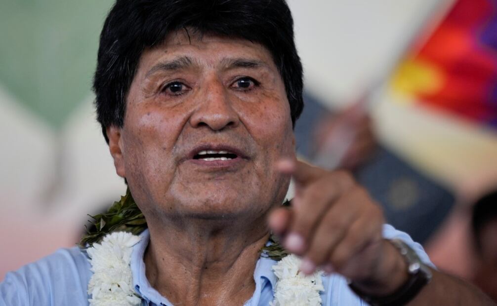El expresidente Evo Morales hace gestos durante una manifestación con partidarios en Lauca N, región del Chapare, Bolivia, el domingo 10 de noviembre de 2024, en medio de un conflicto político en curso con el gobierno del presidente Luis Arce. Foto: AP