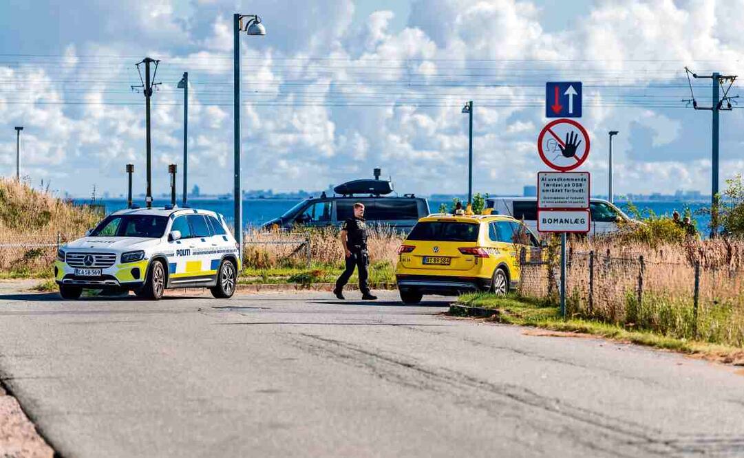 La policía y miembros del servicio de inteligencia danés inspeccionan una zona donde fueron avistados drones en Copenhague. Foto: EFE