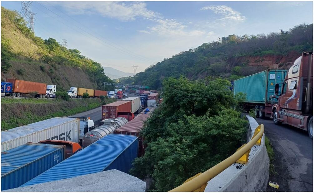 Caos vial en puerto de Manzanillo. Foto: Especial