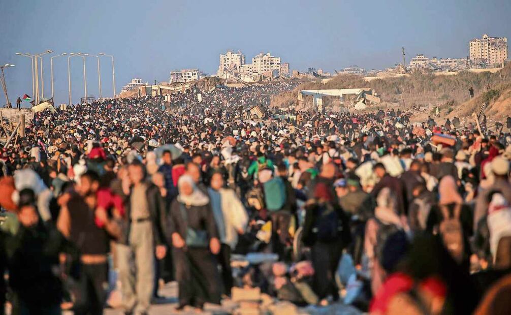 Palestinos se abren paso en Al Rashid mientras se dirigen al norte de Gaza, de regreso a lo que quedó de sus hogares, tras la apertura del paso fronterizo ordenada por Israel como parte del acuerdo con la organización islamista Hamas 28 de enero. Foto: Mohammed Saber / EFE