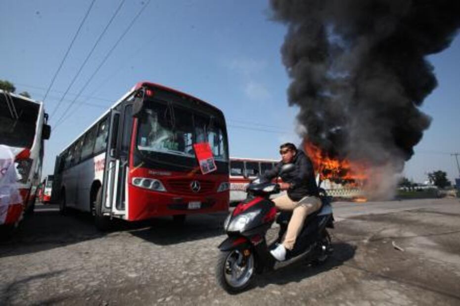 Queman camiones de transporte durante protesta en Edomex
