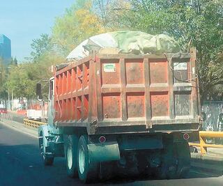 Tiran en Naucalpan cascajo de Polanco