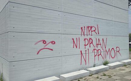 Detienen a tres personas por pintas en monumento a Carlos Hank González en Toluca