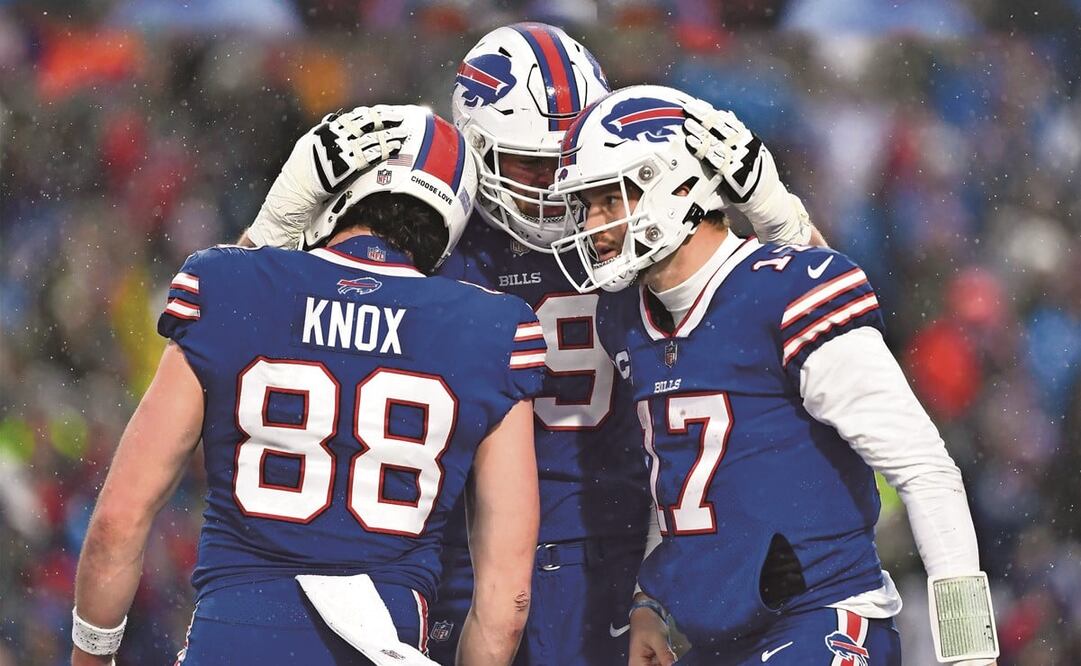El mariscal de campo de los Buffalo Bills, Josh Allen, celebra su touchdown con el ala cerrada Dawson Knox (88) y el tackle ofensivo Spencer Brown. Foto: Adrian Kraus / AP