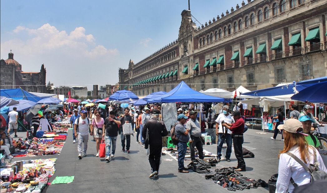 El número de comerciantes ambulantes se incrementó en la plancha del Zócalo, tras la instalación del plantón de maestros de la CNTE en la Ciudad de México, el lunes 19 de mayo de 2025. Darío Luna / El Universal
