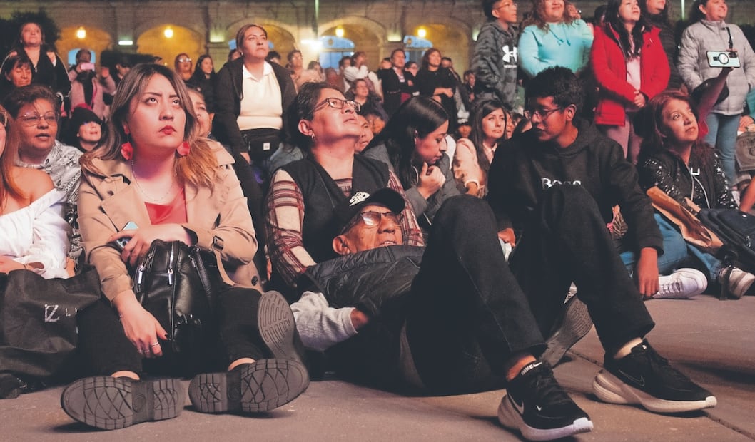 Sin distinción de edad, todos cantaron en la fresca velada. FOTOS: FERNANDA ZAMORA y HUGO SALVADOR. EL UNIVERSAL