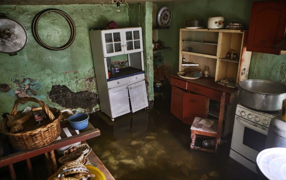 La alcaldesa de Xochimilco, Circe Camacho, confirmó que “la zona de Caltongo no tiene drenaje porque no tiene uso de suelo. Son consideradas como irregulares, pero ya son comunidades muy consolidadas de hace 30 o 40 años por lo que no podemos desalojarlos ni mucho menos”. Foto: Gabriel Pano/EL UNIVERSAL