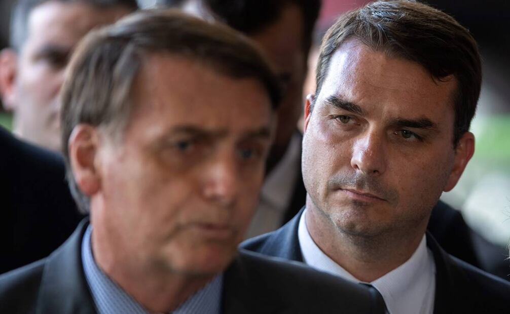 El expresidente de Brasil, Jair Bolsonaro, y su hijo y actual senador Flavio Bolsonaro quien es investigado por la Fiscalía de Río de Janeiro por sospechas de corrupción. Foto: AFP