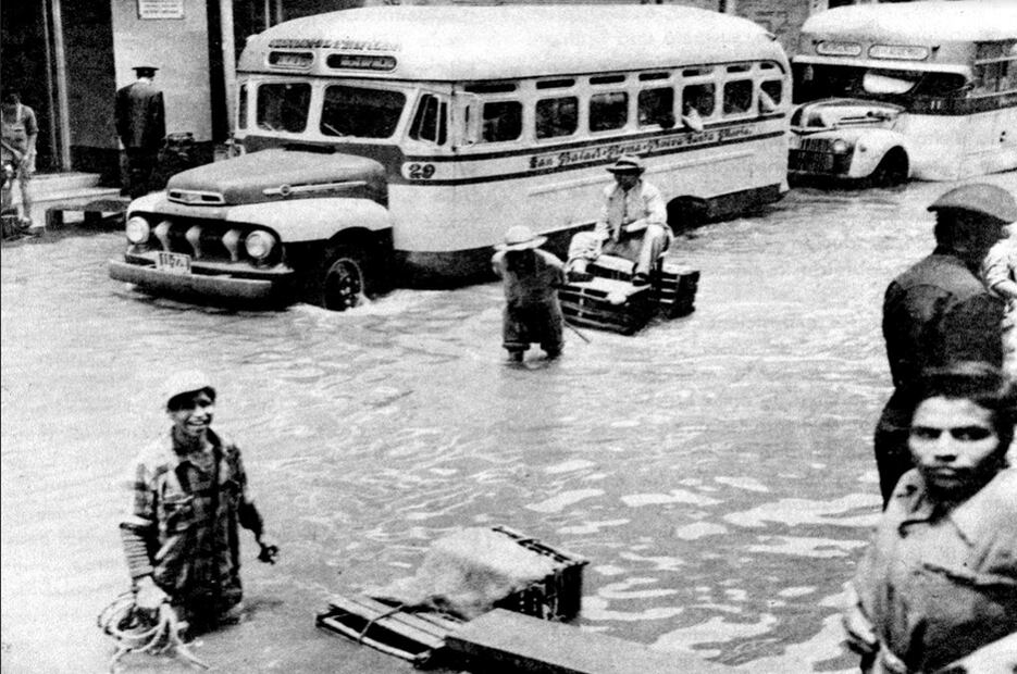 Una curiosa fotografía de 1951 donde se aprecia una inundación en la avenida Independencia, entre las calles de Marroqui y Luis Moya. Mención especial merece el señor de traje transportado en un montacargas junto al camión. Crédito: "Memorias de las obras del drenaje profundo del D.F."