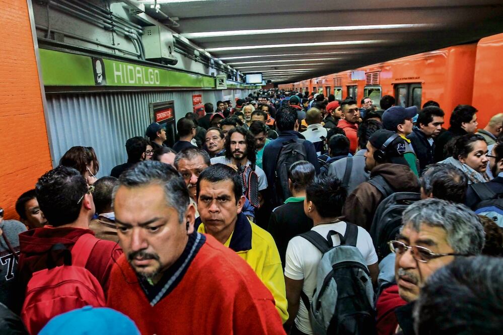 El retiro de convoyes ocasiona que se acumulen pasajeros en andenes, por lo que hay más afluencia y demanda para acceder a las unidades. Foto: Archivo / EL UNIVERSAL