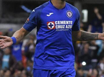 VIDEO: Exjugador de Cruz Azul es agredido con una navaja en pleno partido