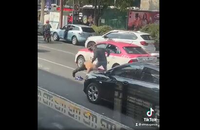 "Perro Aguayo sobre la Bestia Salvaje", graban pelea de taxista contra automovilista y le ponen audio de la Lucha Libre