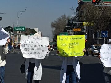 Estudiantes de medicina bloquean calles del Centro Histórico; exigen mejores condiciones en sus aulas