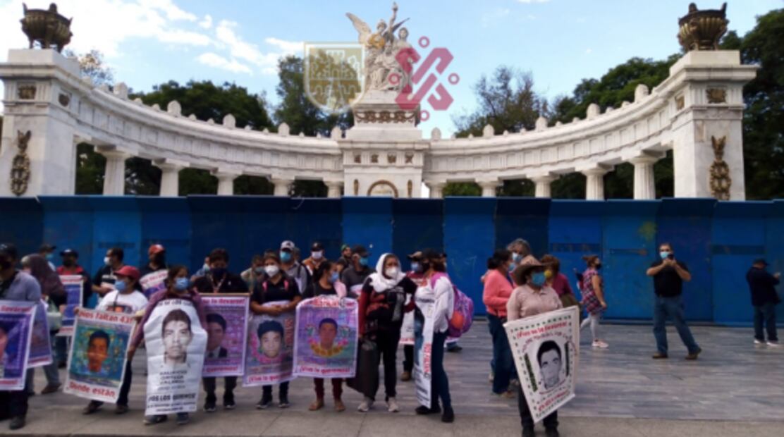 Padres de los 43 normalistas de Ayotzinapa marchan en CDMX al cumplirse un mes más de su desaparición 