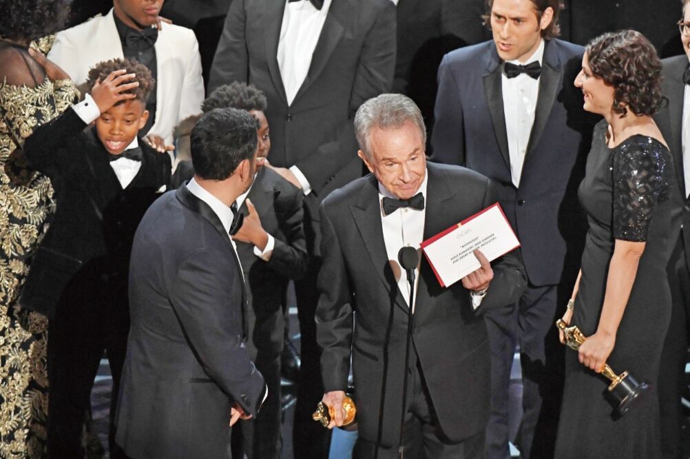 El Oscar ya estaba en manos del director de La la land, quien daba su discurso, cuando tuvo que devolverlo para entregárselo al elenco de Moonlight ()
