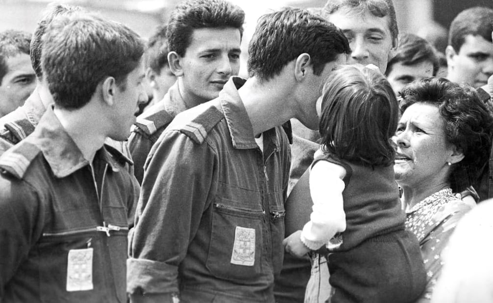 Una niña mexicana despide a los enviados franceses, tras sus labores de rescate y apoyo en la Ciudad de México. Uno de los presentes dijo “No se vayan todavía, México aún los necesita”. Foto: Archivo EL UNIVERSAL.