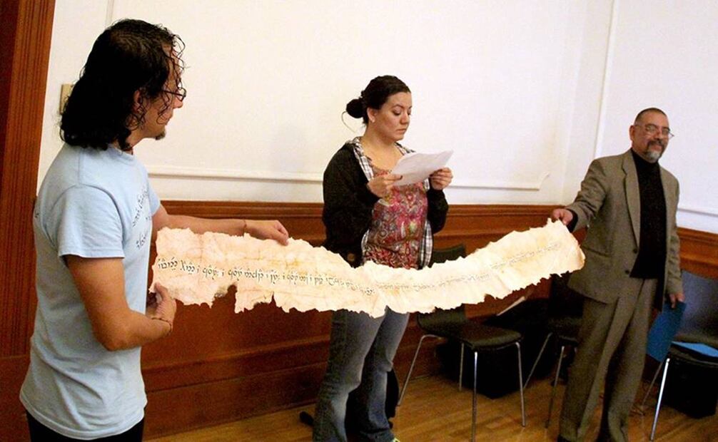 Uno de los atractivos más conocidos del universo de Tolkien son sus idiomas élficos. En la imagen, alumnos de la cuarta generación del Curso de Quenya presentan sus trabajos finales en el Centro Cultural Donceles. Foto: Sociedad Tolkiendili de México.
