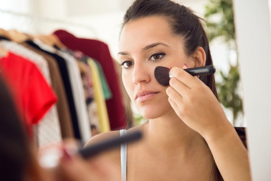 El maquillaje puede manchar tu ropa. Foto: Freepik