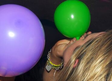 Mujer queda paralizada tras inhalar gas de la risa en RU: "nunca volveré a caminar"