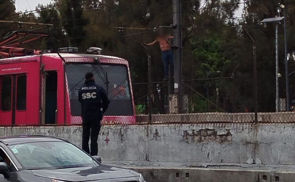 Policía dialogan con el hombre que subió a poste del Metro (09/07/2025). Foto: Especial
