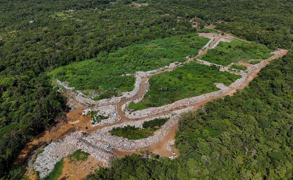 Vista aérea del Amazonas, enfocada en una parte marcada por la deforestación. Foto: AFP.