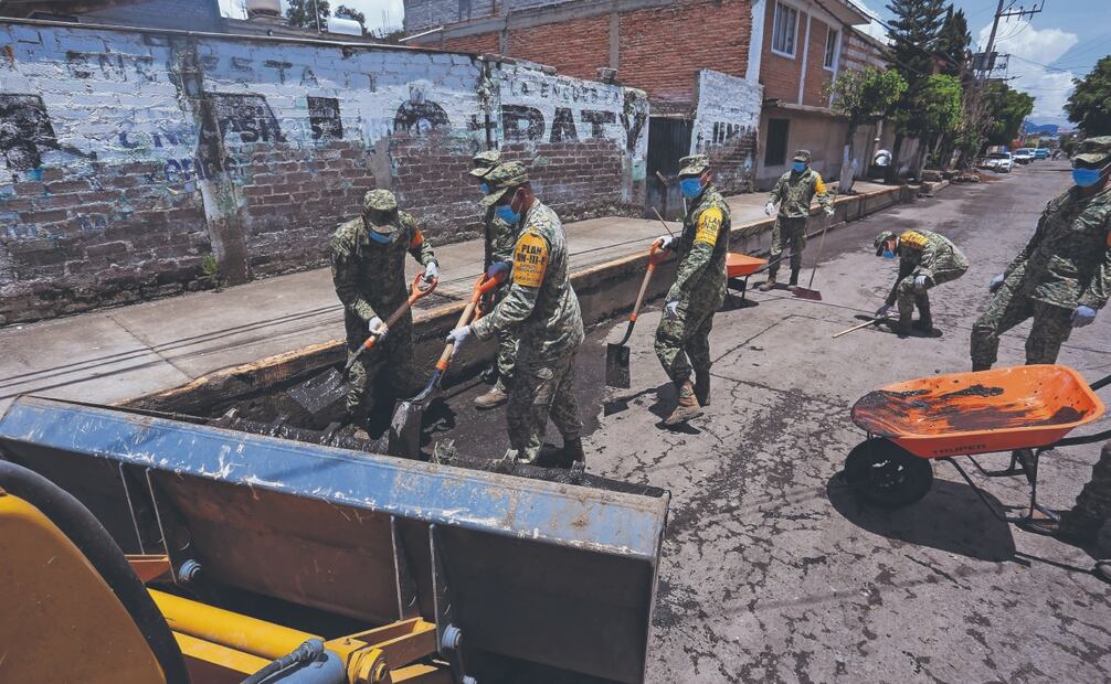 Personal de la Defensa apoyó en labores de limpieza en las colonias Culturas de México y Jacalones 2. Foto: Luis Camacho/ Latitudes Press