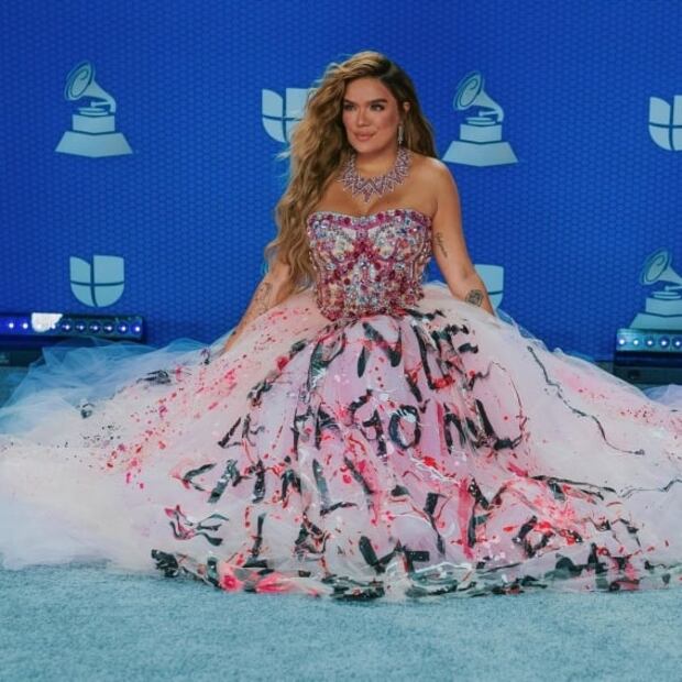 La peor vestida de la semana es Karol G y su look de quinceañera