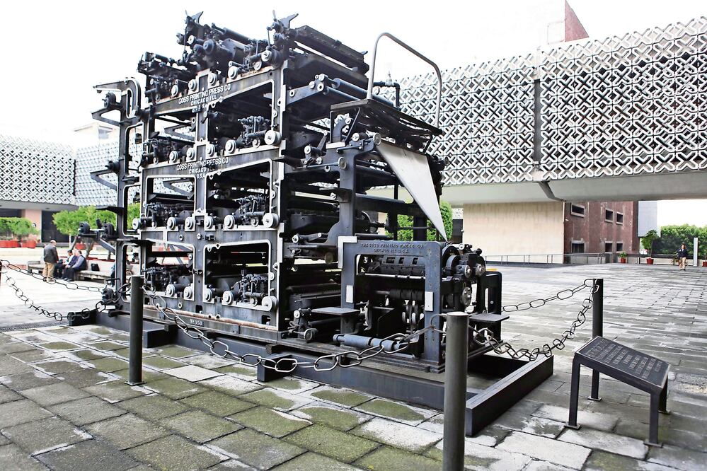 La Goss, con la que nació EL UNIVERSAL en 1916 y que hoy se exhibe en el Palacio de San Lázaro (derecha), sirvió para imprimir el primer ejemplar de la Constitución Mexicana de 1917 (LUCÍA GODÍNEZ Y ARCHIVO EL UNIVERSAL)