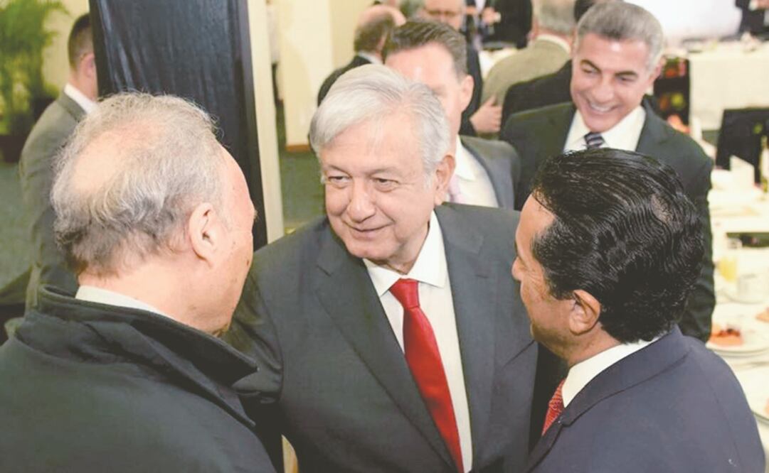 El gobernador de Quintana Roo, Carlos Joaquín González (der.), estuvo presente ayer en la reunión de la Conago con Andrés Manuel López Obrador. Foto: ESPECIAL