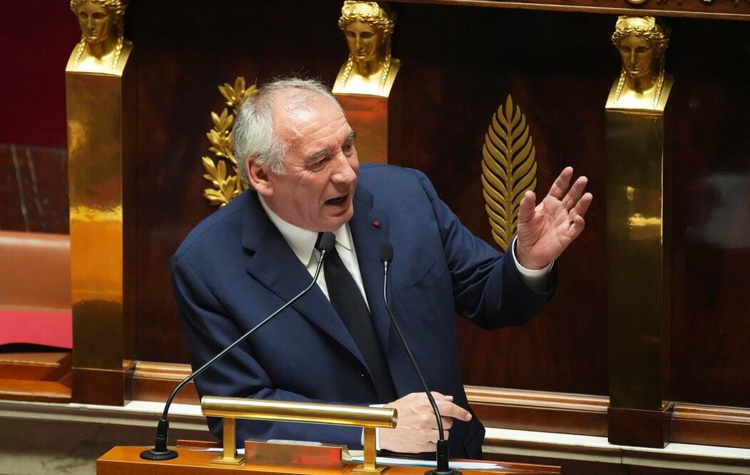 El primer ministro francés, Francois Bayrou, en su discurso a la Asamblea Nacional, previo al voto de confianza al que decidió someterse, en París.  FOTO: CHRISTOPHE ENA. AP