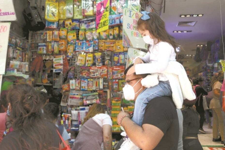 En medio de la tercera ola, padres abarrotan plaza para comprar útiles escolares