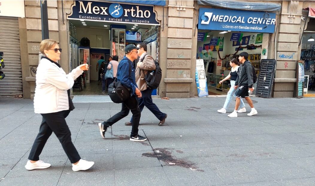 Un vendedor de periódicos recorre la calle con un megáfono con el cual anuncia la nota del día: “Ayer en la tarde fue la balacera aquí en el centro. Tres fueron acribillados a balazos”. Cabe señalar que Sánchez Barrios se mantiene hospitalizada. Foto: Brenda Martínez/EL UNIVERSAL